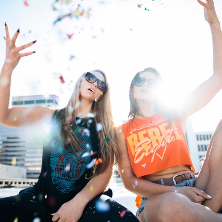 Δύσκολα βρίσκεις κάποιον να 'ναι εκεί στα εύκολα