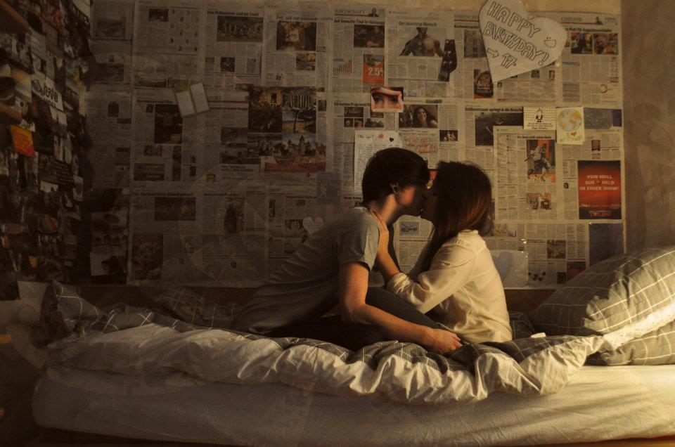 Дым в квартире. Пару закрыли в комнате. Комната в дыму. Парень и девушка в комнате. Задымление в комнате.