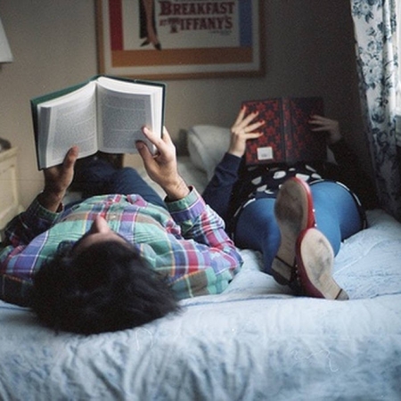 Όσοι διαβάζουν βιβλία δεν πέφτουν ποτέ στο κρεβάτι μόνοι