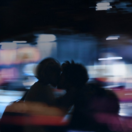 Τα πιο δυνατά φιλιά δόθηκαν σε λιμάνια, τρένα, ΚΤΕΛ κι αεροδρόμια