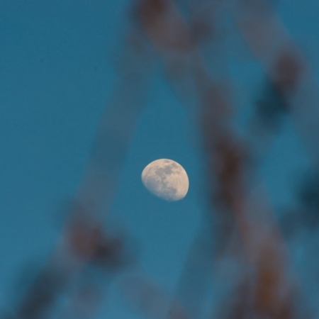 Το φεγγάρι μας ταξιδεύει σε ανθρώπους και συναισθήματα