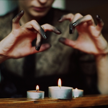 Η μαγεία των κεριών φωτίζει τον πιο βαρετό χώρο