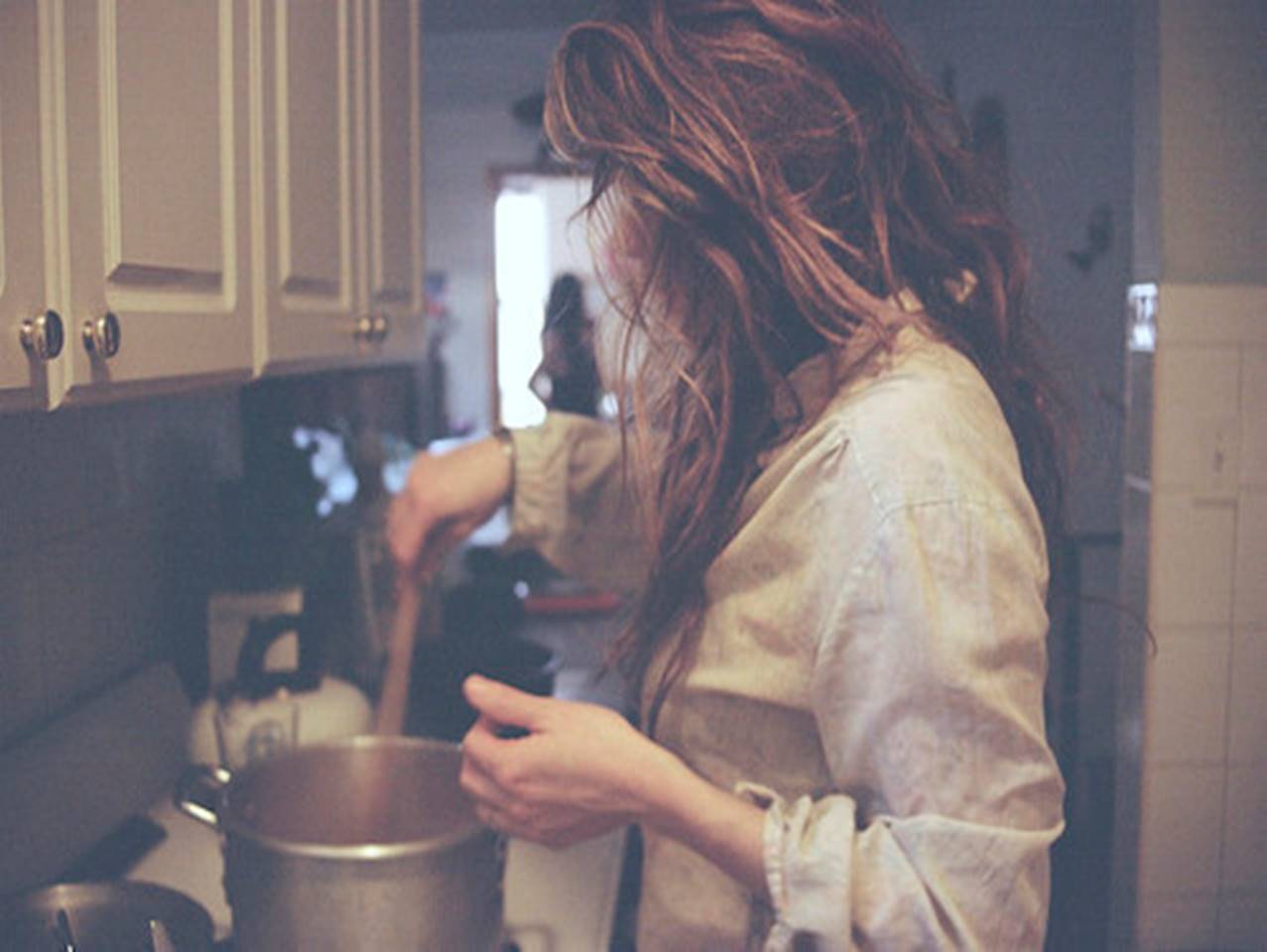 Песня она ночью на кухне скинет. Фотосессия на кухне. Девушка на кухне со спины. Красивая девушка на кухне. Женщина на кухне со спины.