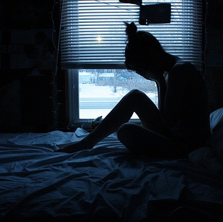 Να κοιμάμαι να μη σκέφτομαι ότι (μου) λείπεις