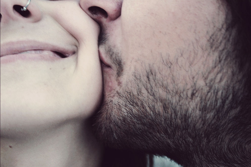 Ласкает небритую. Губы мужские. Мужские губы поцелуй. Поцелуй с бородатым мужчиной. Целует в щечку.