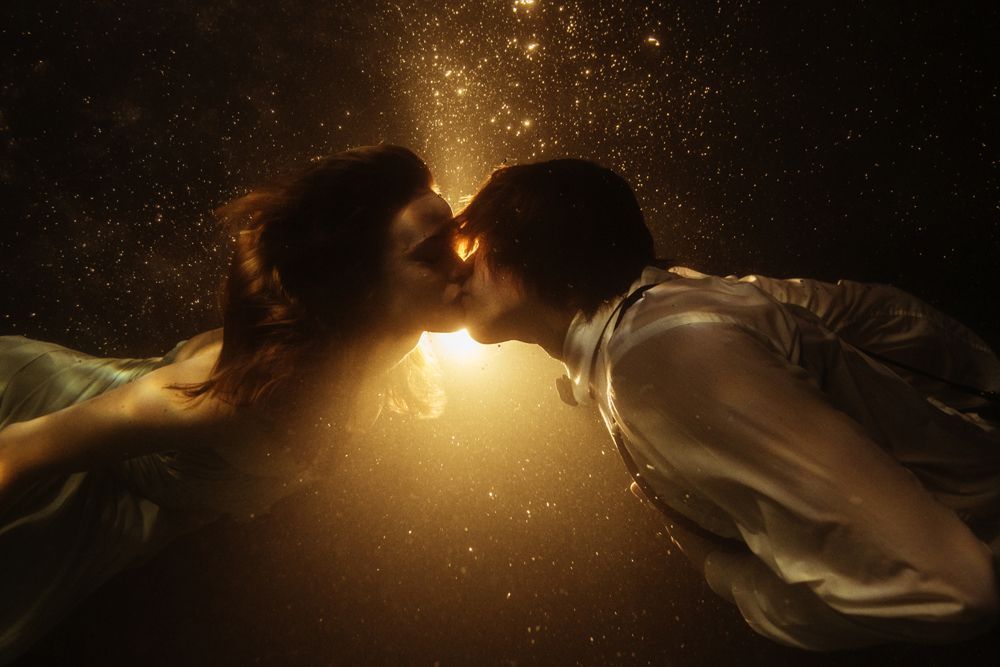 Парень и девушка на луне. Парень и девушка в воде. Парень и девушка в воде. Пара на озере. Влюбленные на берегу моря.