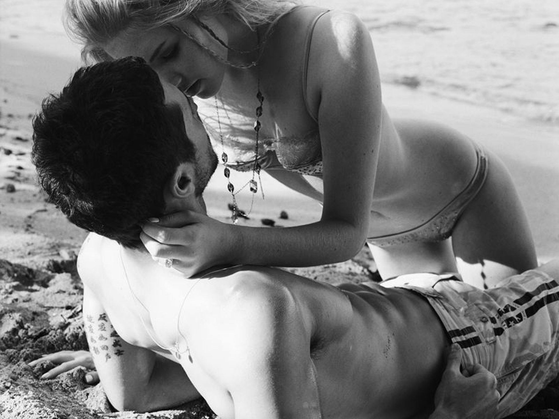 Лове герл. Поцелуи на пляже. Пляж любовь. Романтика любовь нежность страсть. Страсть на пляже.