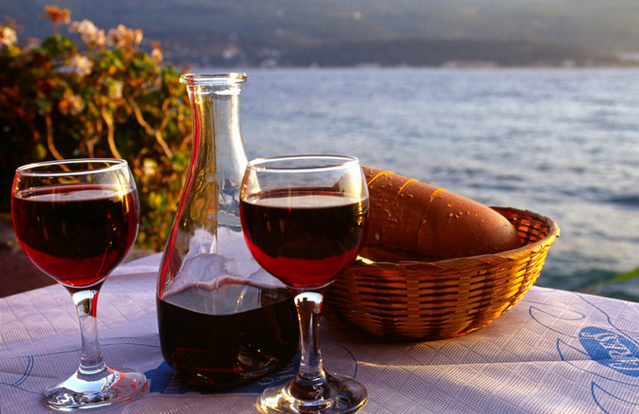 Ήλιος, θάλασσα, κρασί κι Ελλάδα