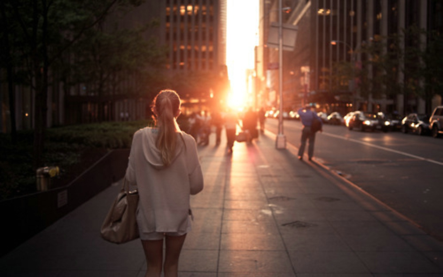 Люди проходят мимо друг друга. Парень оборачивается. Девушки смотрят на мимо проходящих. Мужчины пялятся на улице. Девушка испуганно оглядыветс я.