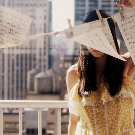 Το κορίτσι στο απέναντι μπαλκόνι