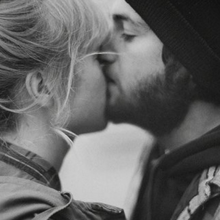 Ειρωνεία να φιλιούνται στο μάγουλο άτομα που φιλήθηκαν στο στόμα