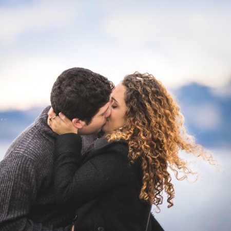 Στέκομαι δίπλα σου