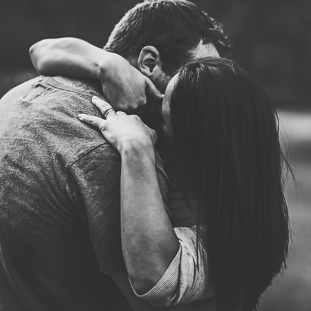 Ξημεροβραδιαστήκαμε πάνω από μηνύματα και ξεχάσαμε να κοιτάζουμε στα μάτια