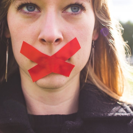 Είναι δειλός όποιος σιωπά