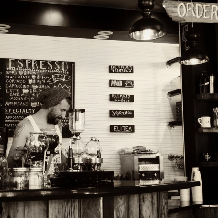 Μπλέξε με bartender να δεις τη γλύκα