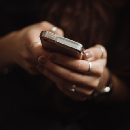 Μπράβο στους φίλους που μας έκρυψαν το κινητό για να μη στείλουμε μεθυσμένο μήνυμα