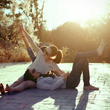 Τα καλοκαίρια τα αγαπάμε γιατί ανταμώνουμε και με τους φίλους που μένουν αλλού