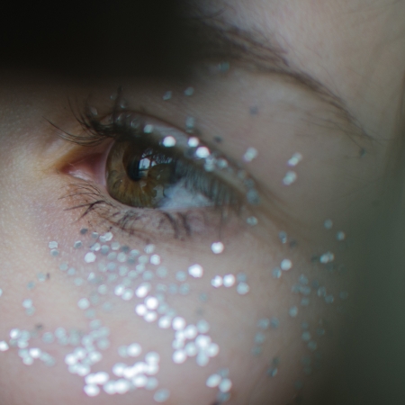 Εγώ σε κοιτάω με αισθήματα κι εσύ μου απαντάς με λόγια