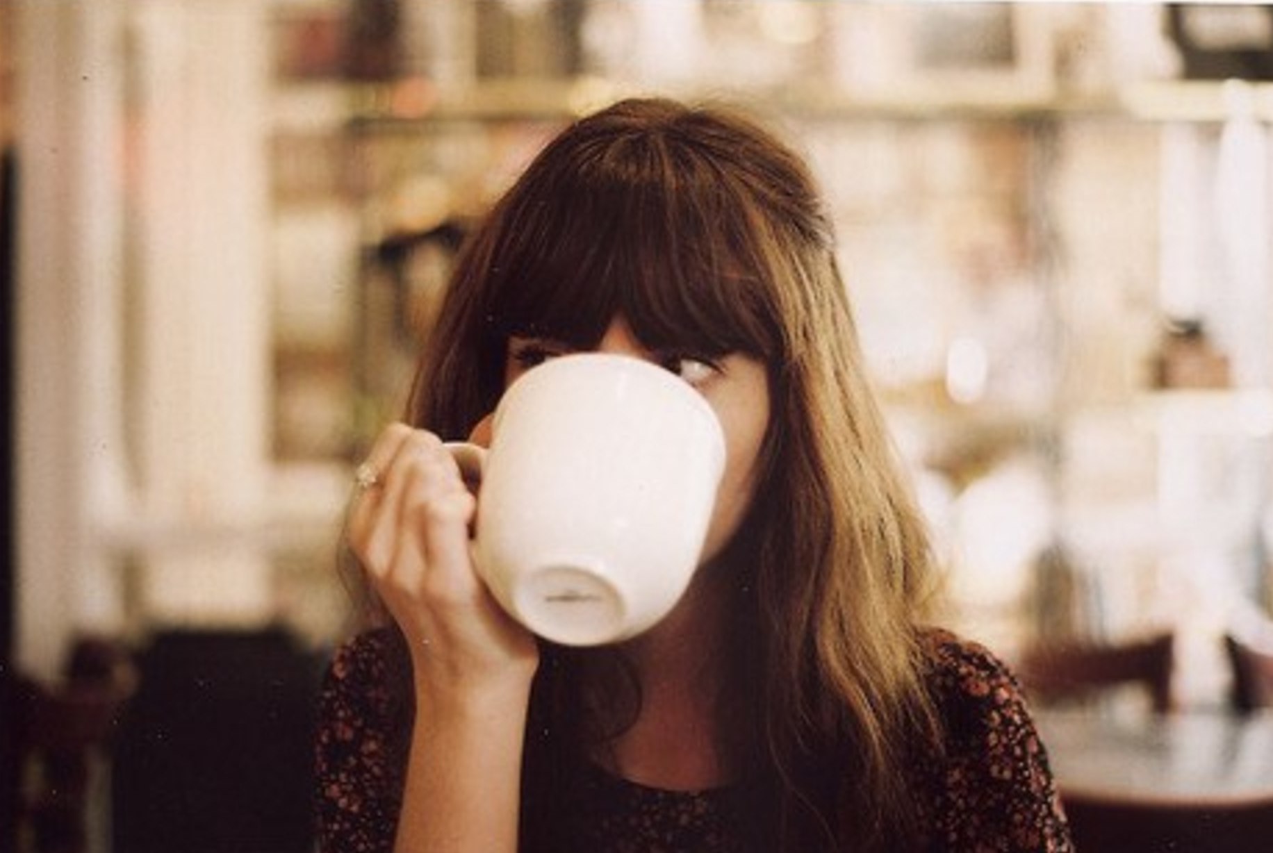 Фото девушек с кофе. Девушка с чашкой кофе. Девушка пьет кофе. Девушка с кружкой кофе. Девушка пьет кофе со спины.