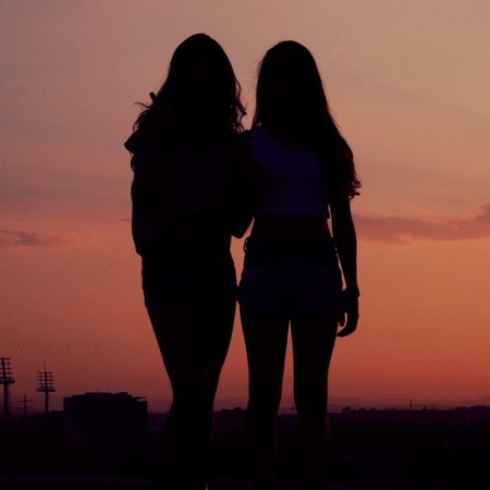 Οι φίλοι είναι το φως στα σκοτάδια μας