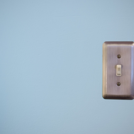 Δες το σκοτάδι σου κι άκου τη σιωπή σου