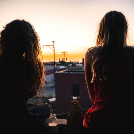 Οι ομορφότερες βραδιές είναι με φίλους στα μπαλκόνια