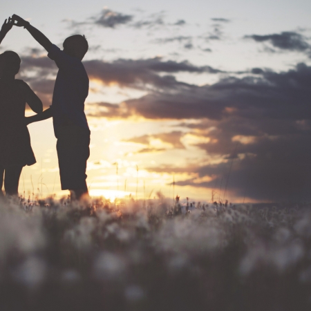 Να μ' έπιανες από το χέρι και να χορεύαμε