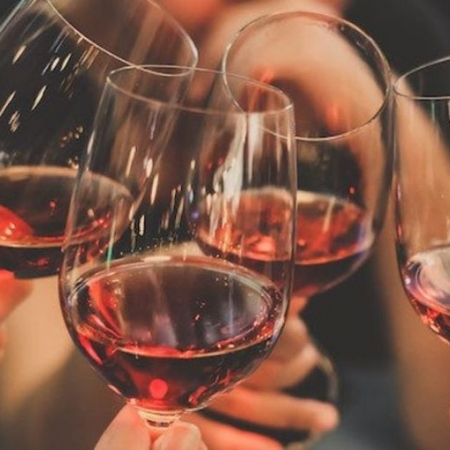 Στην υγειά του κάθε μέτριου που το κάναμε να μοιάζει ευκαιρία