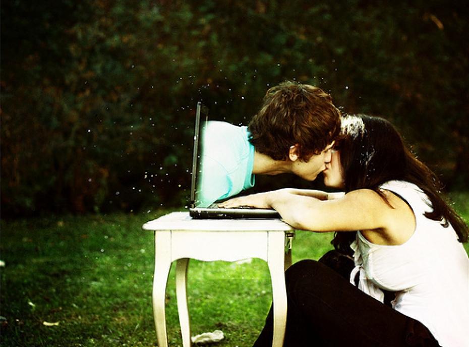 Чем можно заняться на расстоянии. Поцелуй через экран. Интернет любовь. Любовь на расстоянии фото картинки. Поцелуй через монитор.