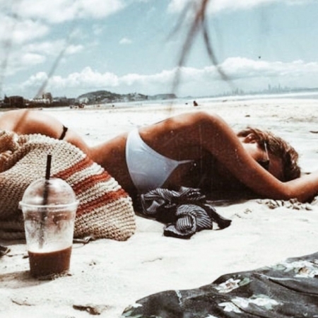 Λίγο κρασί, λίγο θάλασσα κι η πάρτη σου