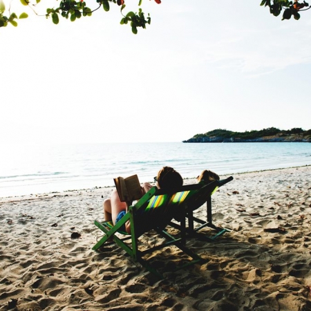 Ξαπλώστρα, βιβλίο, ηλιοθεραπεία κι ύπνος