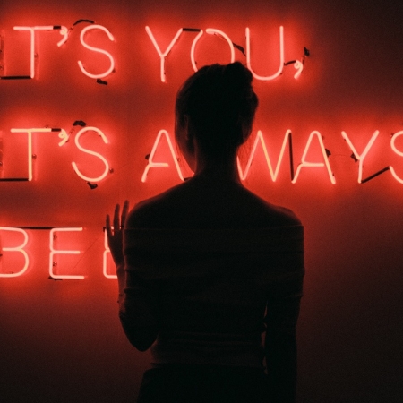 Εσύ φταις που πέφτεις στο «λάθος» άνθρωπο