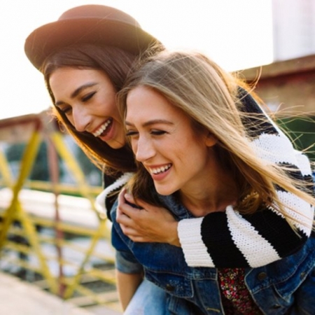 Οι φίλοι μας κάνουν να γελάμε και τα ξεχνάμε όλα