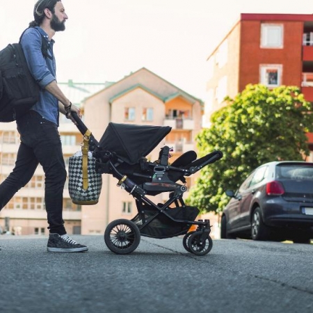 Οι νέοι μπαμπάδες βολτάρουν με τα μωράκια τους