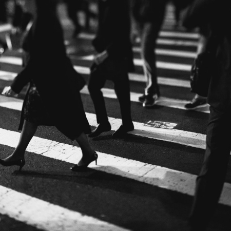 Κάθε φορά που στεκόμαστε ανάμεσα σ’ αγνώστους αισθανόμαστε άβολα