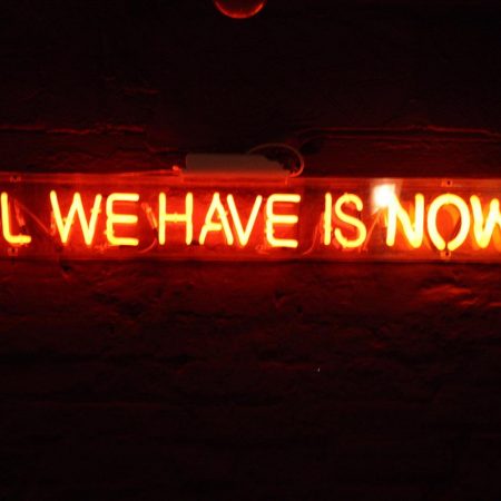 Μια αχόρταγη επιθυμία σου τρώει το «τώρα» σου