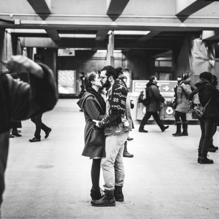 Τα ευτυχισμένα ζευγάρια φαίνονται από μακριά