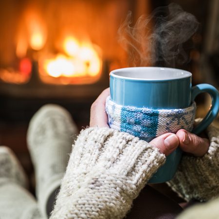 Δε ζητάμε πολλά· τζάκι, παρέα και καλό καφέ
