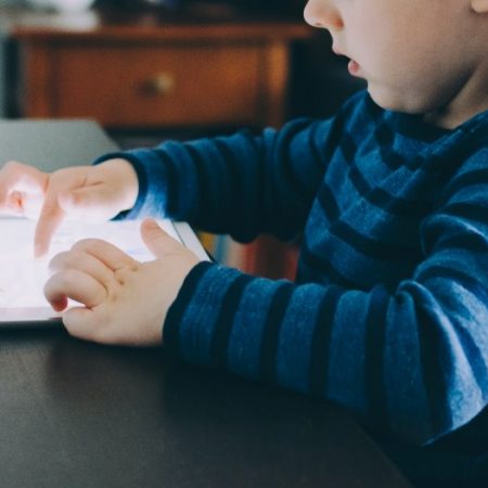 Έγινε η τεχνολογία νταντά των παιδιών;