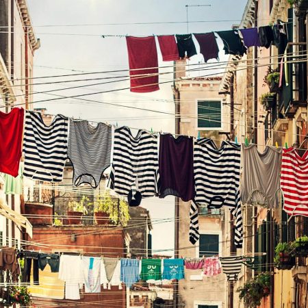 Απέναντι μπαλκόνια, παράλληλες ζωές