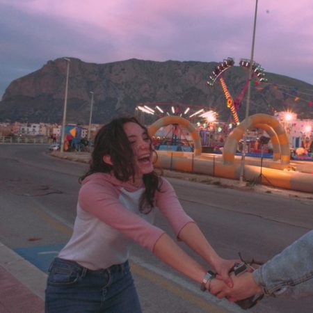 Το φλερτ μας έχει πάντα κάτι από εφηβεία