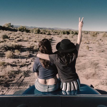 Μόνιμοι παρηγορητές στις αδιέξοδες σχέσεις των κολλητών