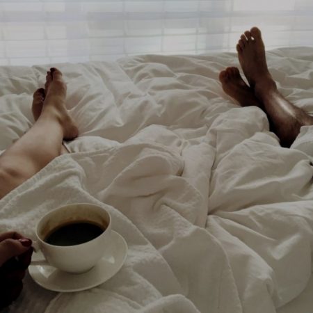 Ο πρώτος καφές αγκαλιά στο κρεβάτι