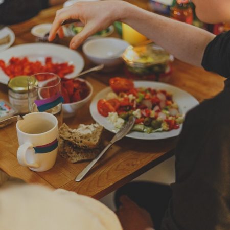 Πώς να φας σαλάτα όταν οι υπόλοιποι γουρουνιάζουν;