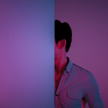 Κι η επιτηδευμένη αδιαφορία ενδιαφέρον είναι