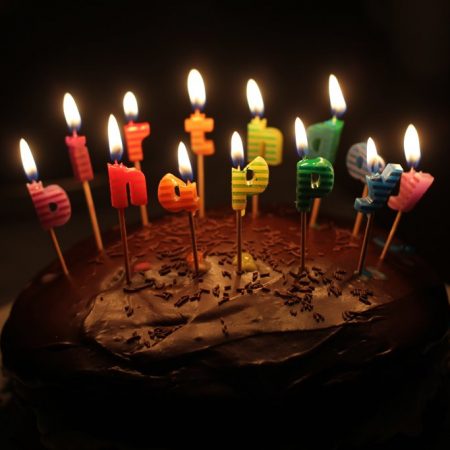 Να λείπω εγώ απ’ τα γενέθλιά σου, ειρωνεία