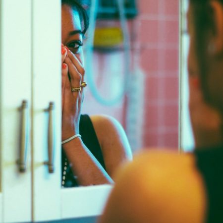 Κοίτα τον καθρέφτη και δες την ψυχή σου