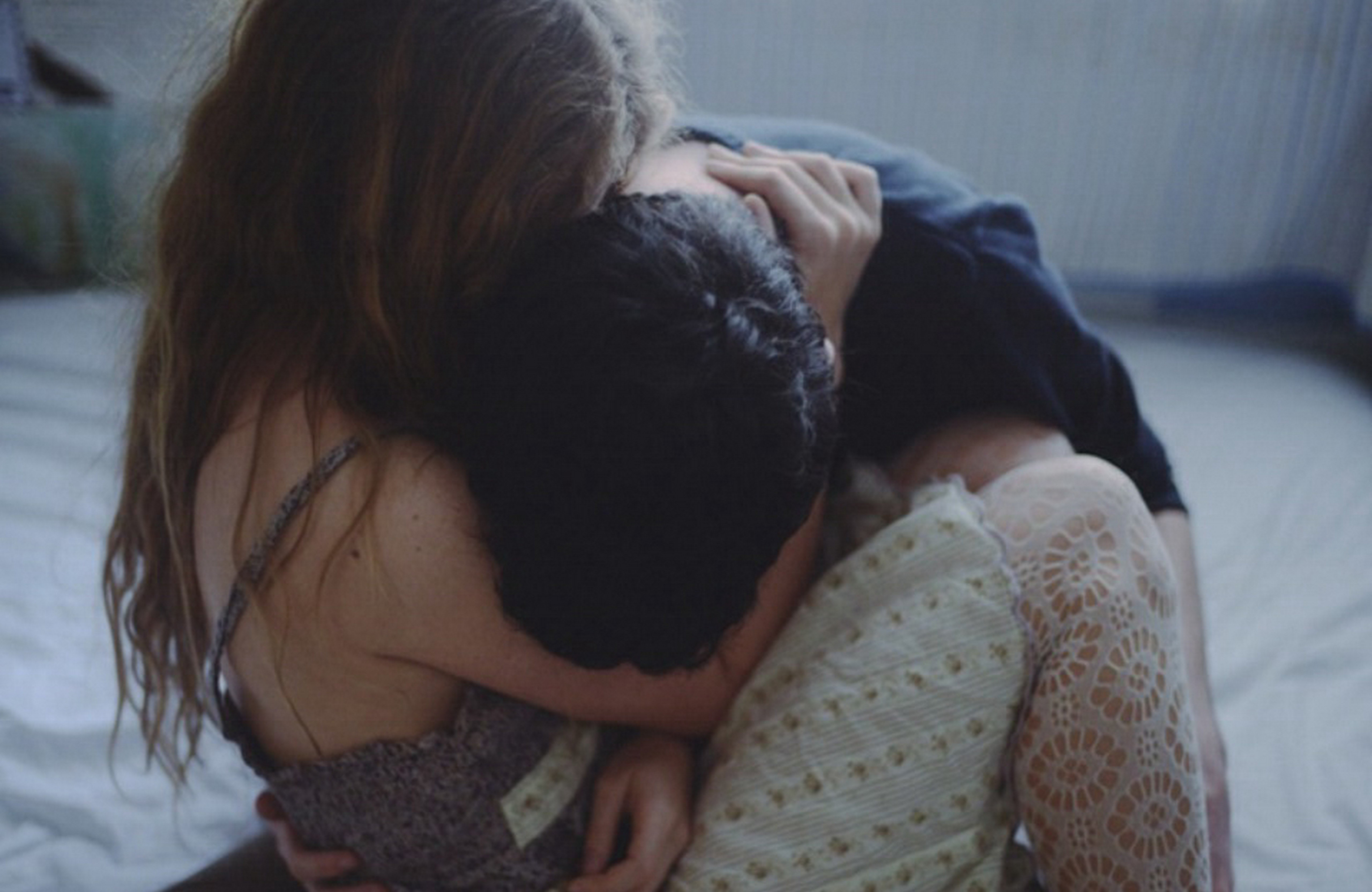 Мужчина обнимает плачущую девушку. Обнять и плакать. Парень обнимает плачущую девушку. Мужчина обнимает плачущую девушку. Объятия со слезами.