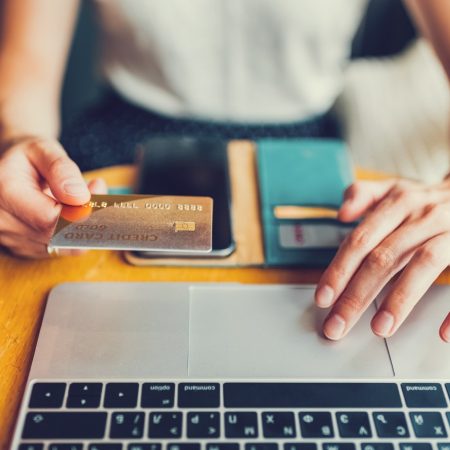 Ψωνίζεις online μπλούζα και σου 'ρχεται μόνο το μανίκι