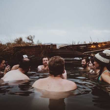 Όταν οι φίλοι γίνονται μάρτυρες σε ερωτικά καβγαδάκια